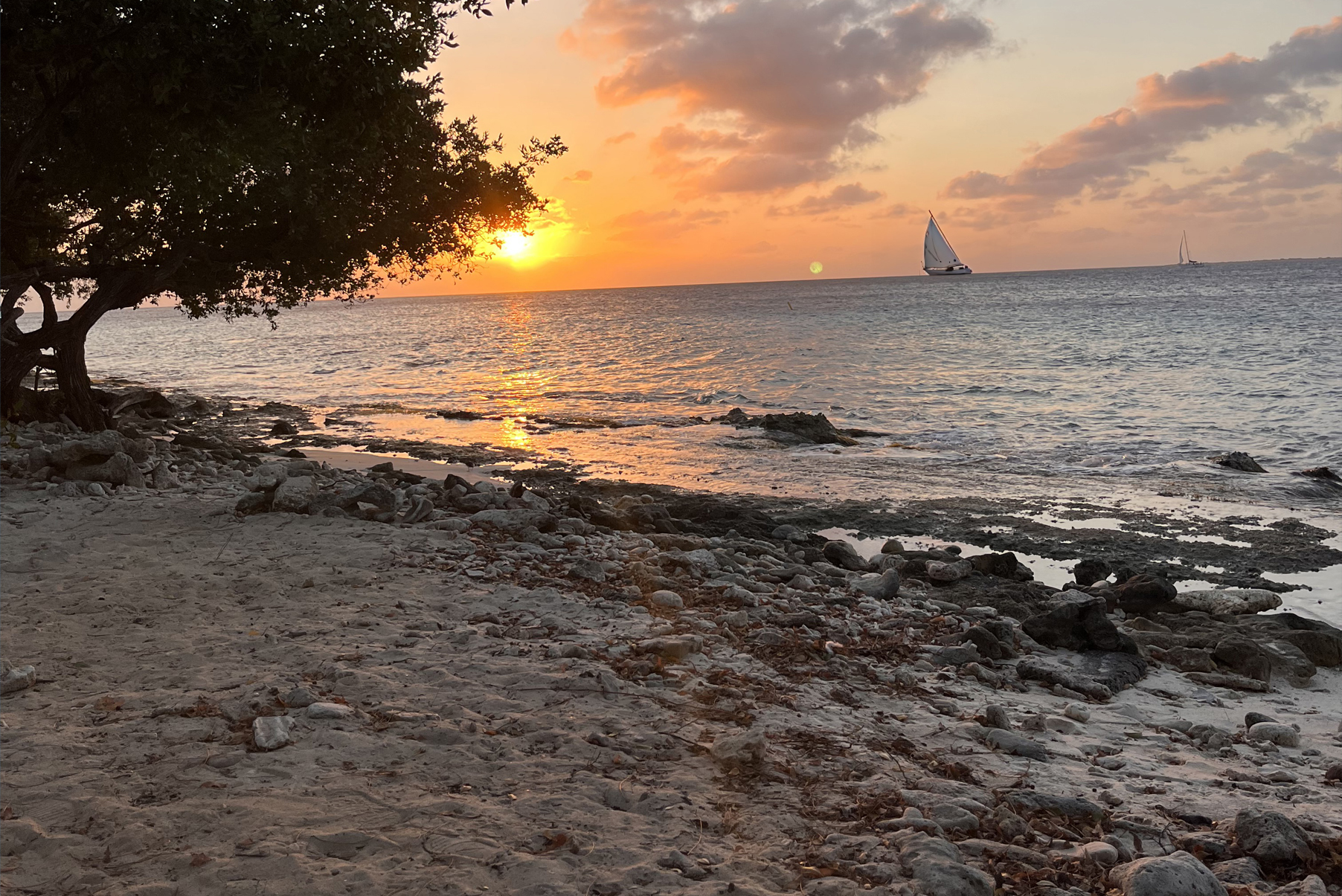 Zeilen op Bonaire met zonsondergang