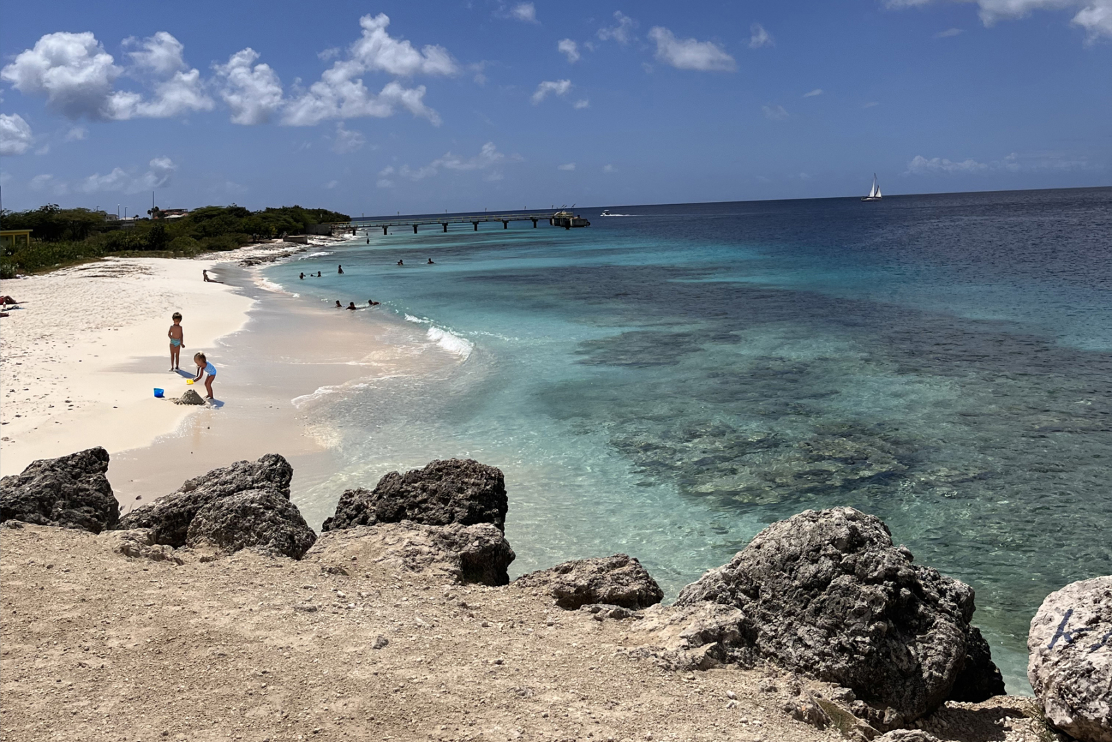 Familieactiviteit ontspannen op strand op Bonaire