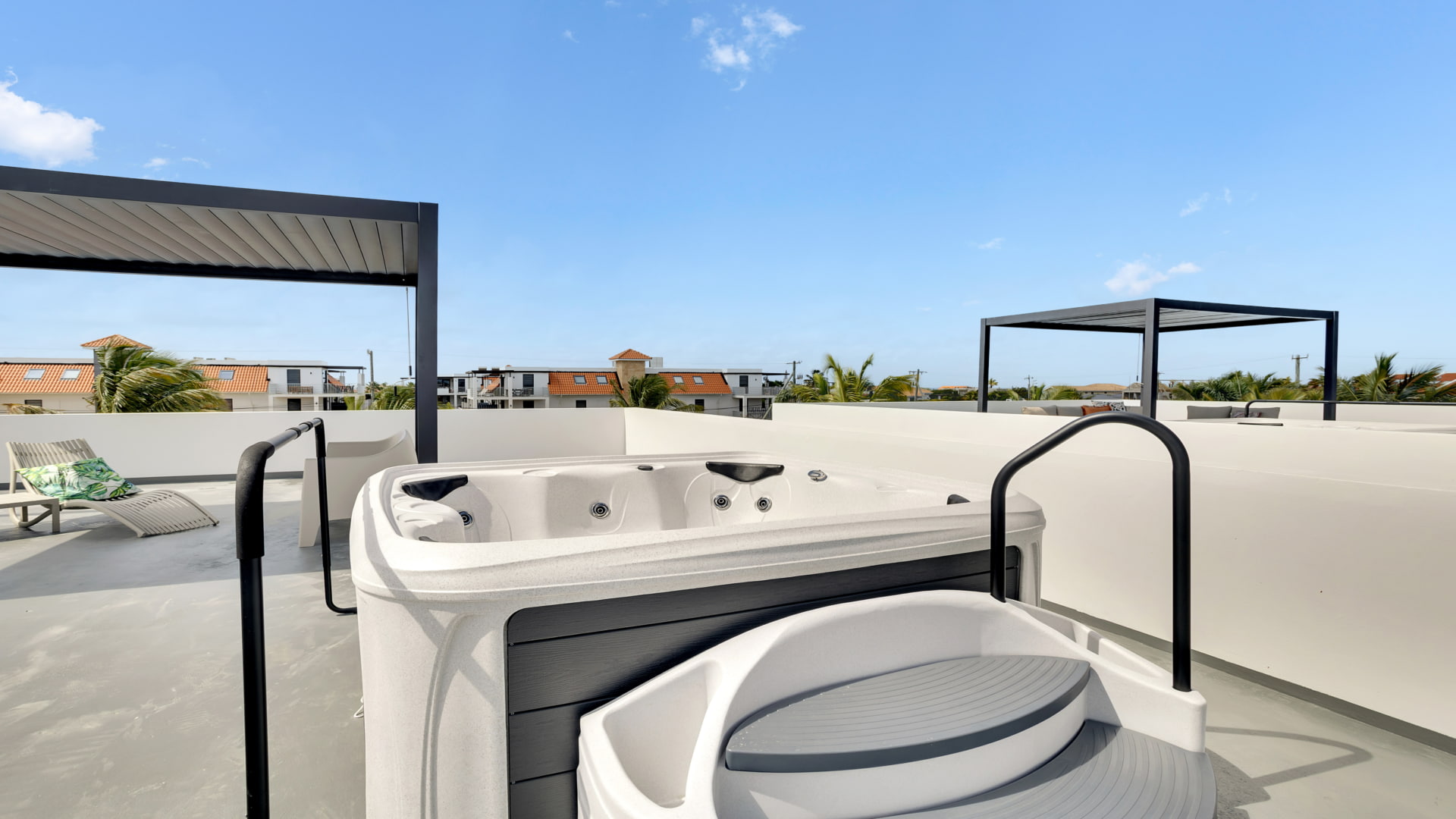 Hatri Apartments Penthouse - 2BR Sea View in Belnem